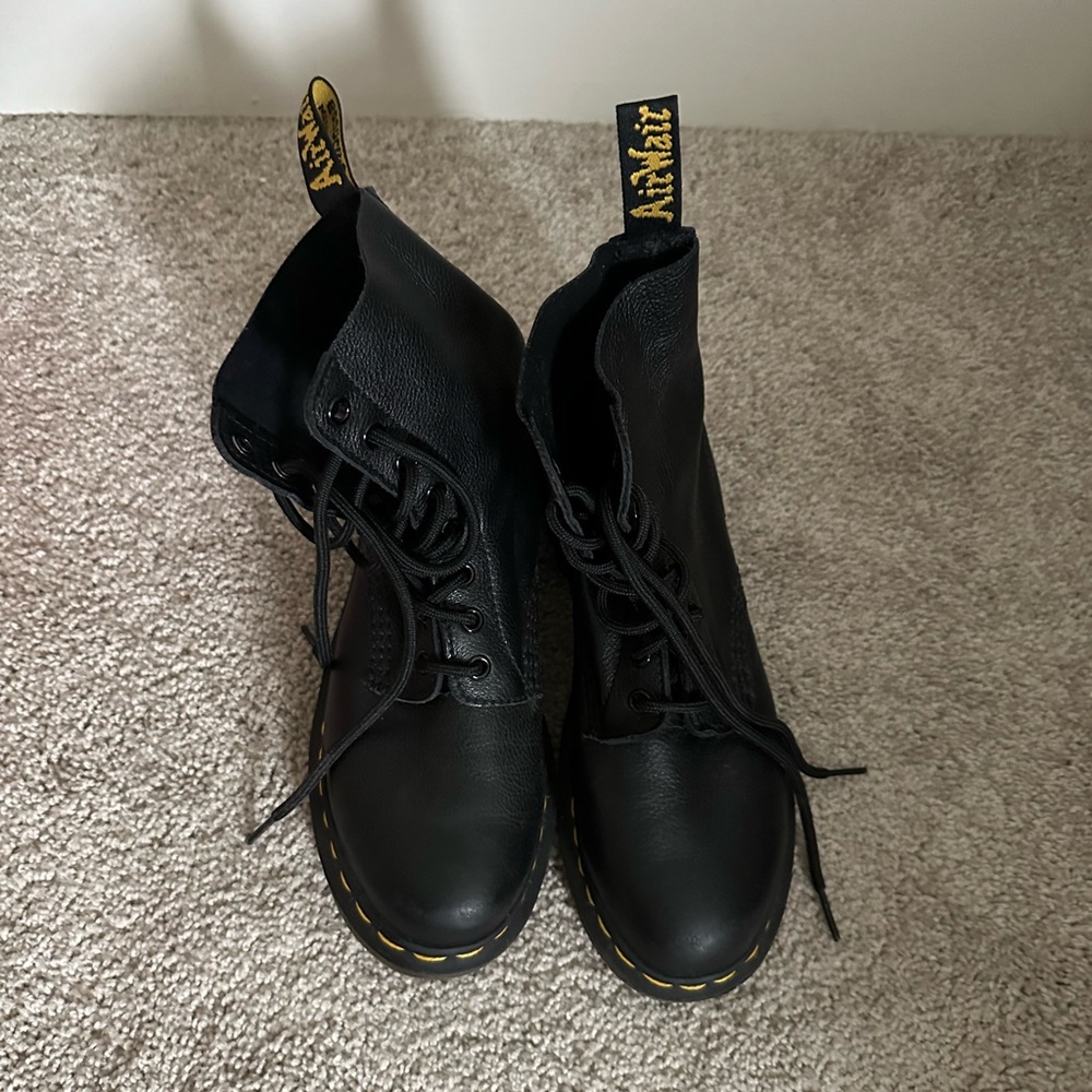 Dr. Martens size W7